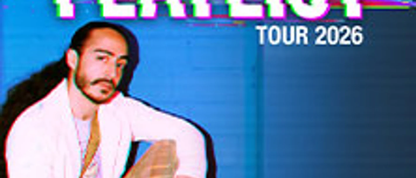 Person sitzt lässig vor blauem Hintergrund, dazu greller Titeltext Playlist Tour 2026.