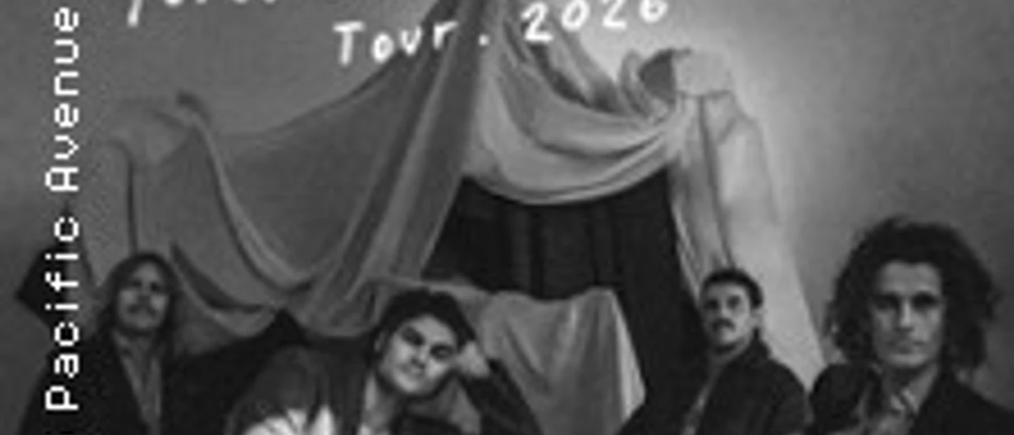 Vier Bandmitglieder vor einem stilisierten Zelt mit dem Schriftzug "Pacific Avenue - Lovesick Sentimental Tour 2026".