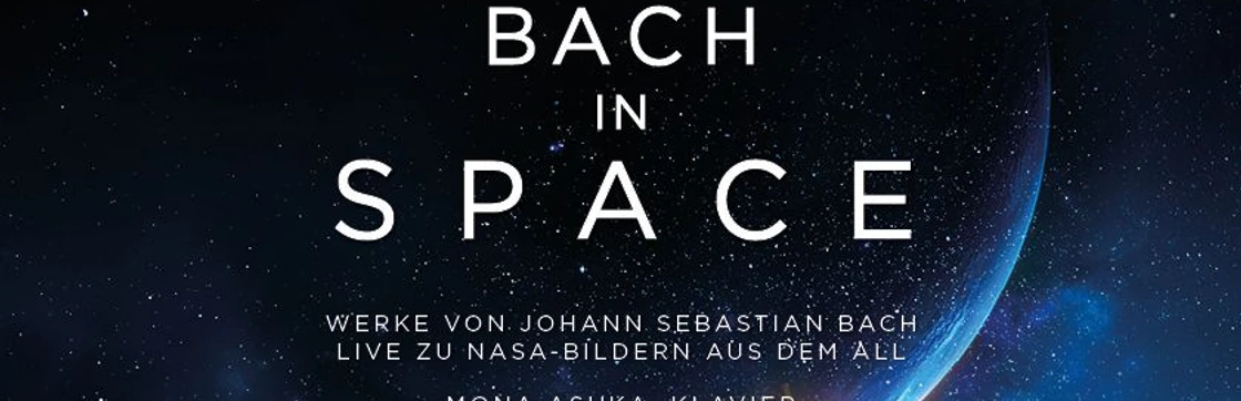 Ein Konzertflügel steht vor einem glitzernden Sternenhimmel, der eine planetares Leuchten vorzeigt.