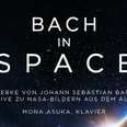 Bach in Space Aachen (c) Eurogress Aachen.jpg Ein Konzertflügel steht vor einem glitzernden Sternenhimmel, der eine planetares Leuchten vorzeigt.