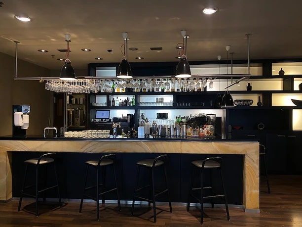 Adina Apartment Hotel Frankfurt Neue Oper - Hotelbar Moderne Hotelbar mit Theke und schwarzen Hockern