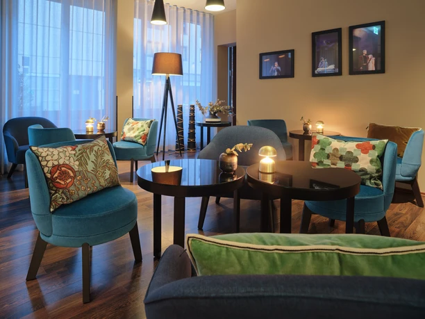 Adina Apartment Hotel Frankfurt Neue-Oper - Lounge Gemütliche Lounge mit blauen Sesseln.