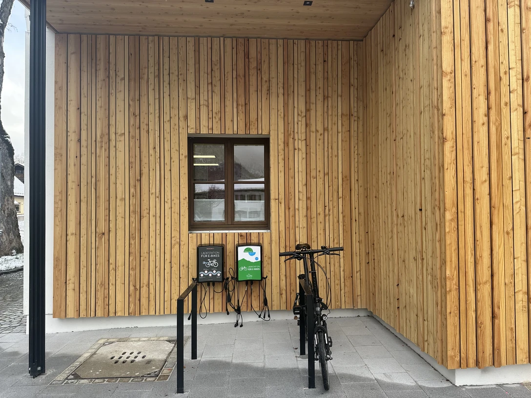 Ladesäule Tourist Information Oberammergau.jpg Ladesäule an der Tourist Information Oberammergau