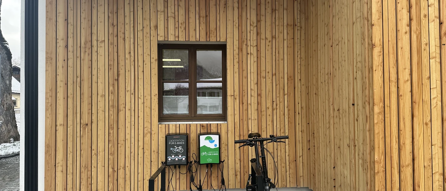 Ladesäule Tourist Information Oberammergau.jpg Ladesäule an der Tourist Information Oberammergau