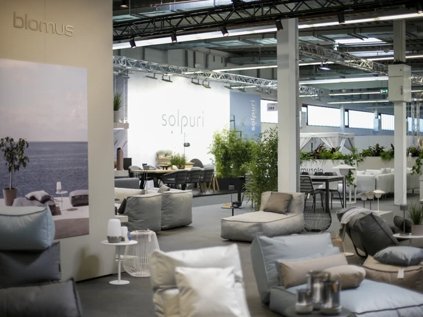 Messecenter Hofheim Rhein-Main - Lounge Loungebereich in einer Messehalle mit gemütlichen Sitzmöbeln.