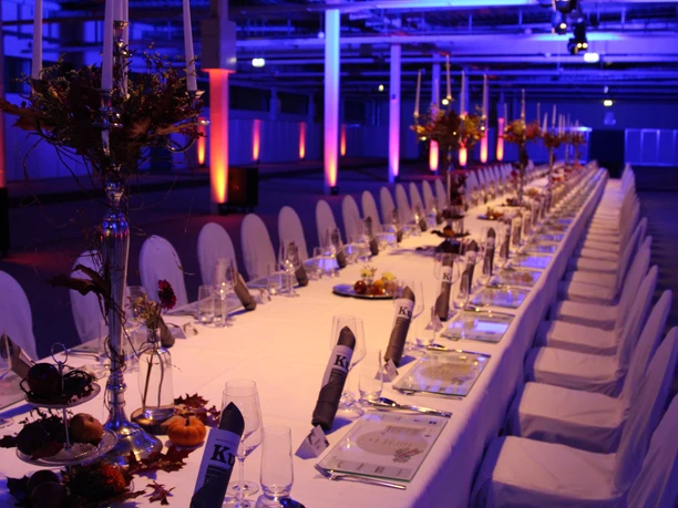 Messecenter Hofheim Rhein-Main - Festive table Festively decorated table in an exhibition hall.