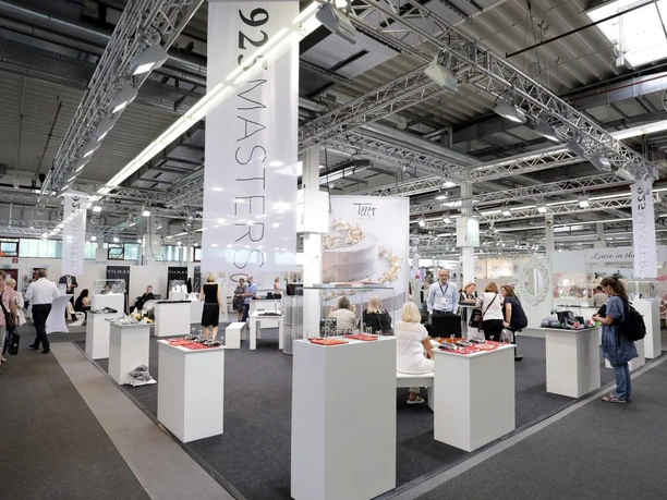 Messecenter Hofheim Rhein-Main - Halle Messestand mit Countern in einer Messehalle.