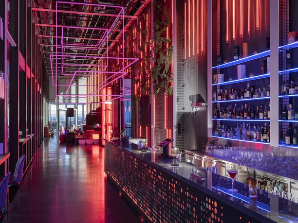 nhow Frankfurt - Bar Bar in stimmungsvoller Abendbeleuchtung.