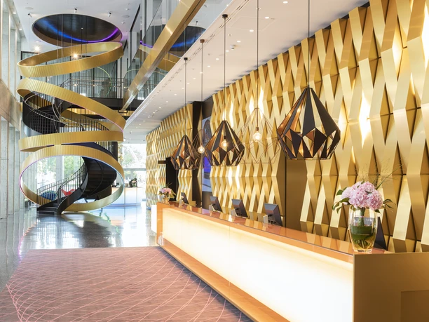 nhow Frankfurt - Lobby Moderner Hotellobbybereich mit stilvoller Einrichtung und offener Gestaltung.
