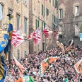 Der Palio von Siena Farbenfroher Umzug füllt Sienas Straßen mit jubelnden Menschenmengen:Colorful parade fills Siena's streets with cheering crowds: