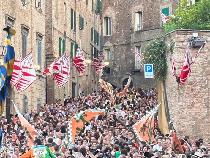 Der Palio von Siena Farbenfroher Umzug füllt Sienas Straßen mit jubelnden Menschenmengen:Colorful parade fills Siena's streets with cheering crowds: