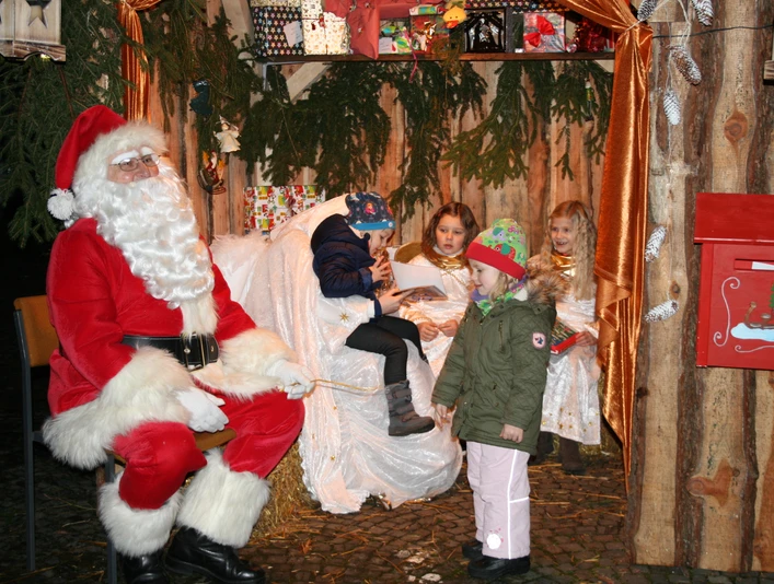 Nikolaus und Engel am Bad Laaspher Weihnachtsmarkt