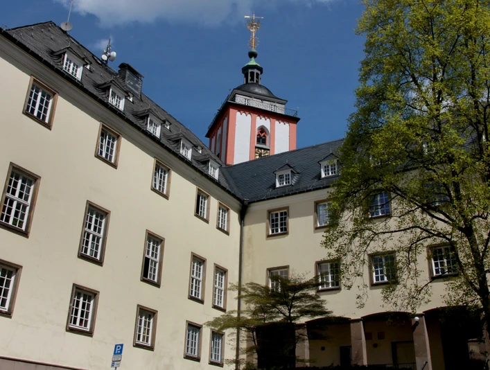 Das historische Rathaus liegt unterhalb des Siegener Wahrzeichens, der Nikolaikirche mit dem Krönchen