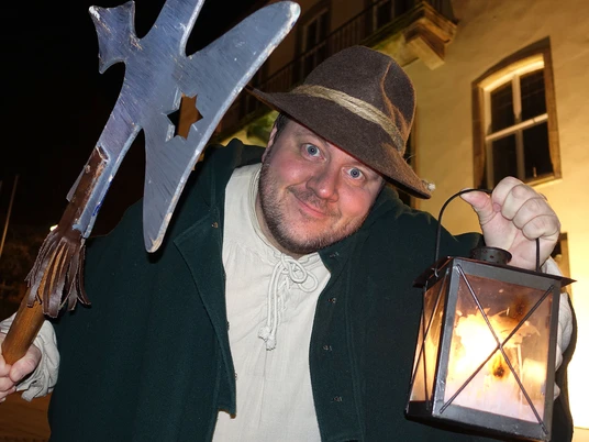 Stadtführer Martin Horne führt seine abendlichen Gäste als Nachtwächter Balthasar durch die Oberstadt