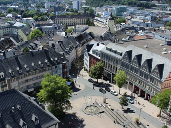 Blick vom Turm der Nikolaikirche über Rathaus und KrönchenCenter in Richtung Unterstadt