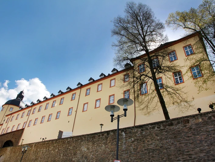 Der Untere Schloss über der alten Siegener Stadtmauer
