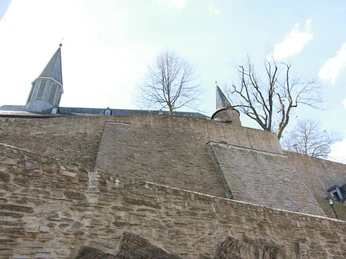 Die Siegener Stadtmauer mit den Türmen der Martinikirche