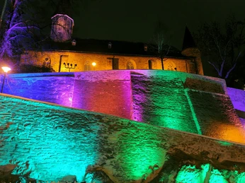 Siegens Stadtmauer illuminiert