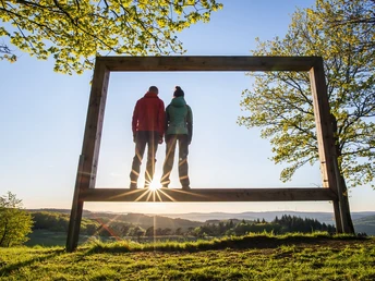 Zwei Wanderer stehen im Landschaftsrahmen auf dem Kornberg bei Dillenburg