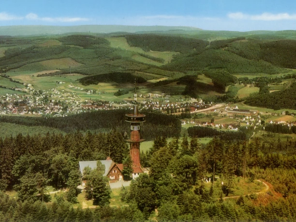 Postkarte aus den 1970er Jahren, gut zu sehen ist der Fußweg auf der ehemaligen Wallkrone