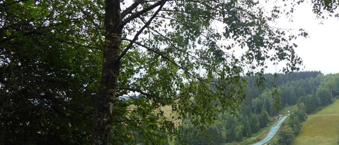 Ausblick vom Wanderparkplatz auf die Sprunganlage