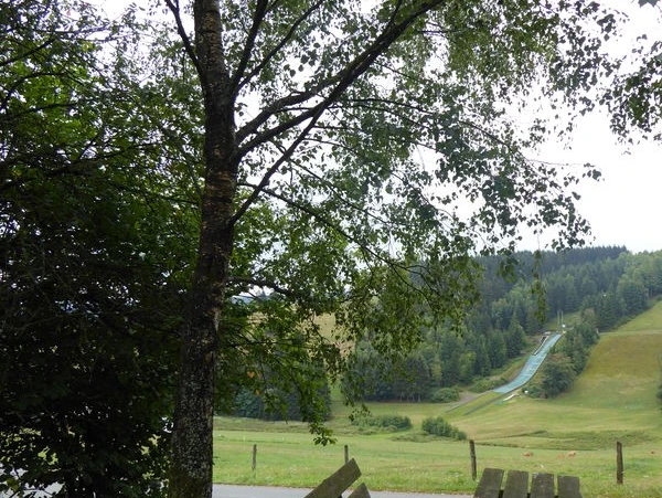 Ausblick vom Wanderparkplatz auf die Sprunganlage