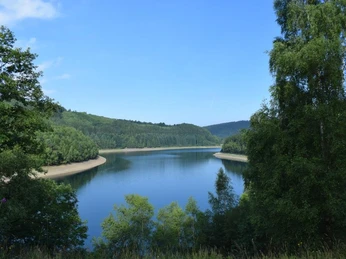 Entlang des Rundwegs ergeben sich immer wieder Ausblicke aufs Wasser