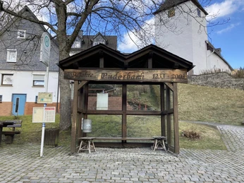 Wehrkirche Puderbach oberhalb des Marktplatzes