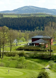 Golfplatzgelände mit Club und Aussicht auf das Kindelsbergmassiv