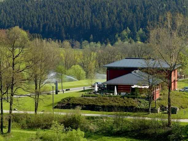Golfplatzgelände mit Club und Aussicht auf das Kindelsbergmassiv