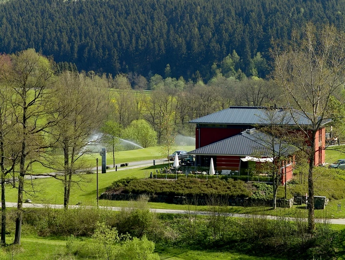Golfplatzgelände mit Club und Aussicht auf das Kindelsbergmassiv