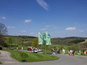 Golfplatzidylle mit Spielern und Besuchern im Berghäuser Tal