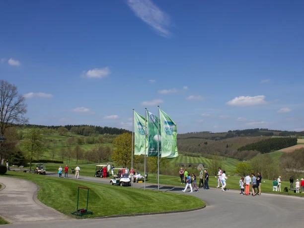 Golfplatzidylle mit Spielern und Besuchern im Berghäuser Tal