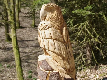 Eine der vielen Holz-Skulpturen von Dieter Rosenow und Kevin Klappert