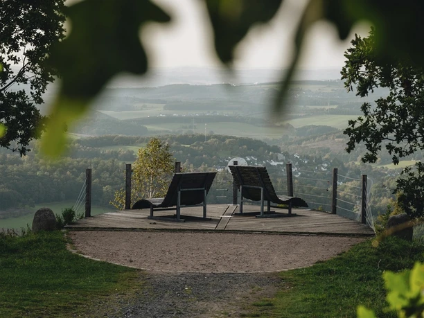 Aussichtsplattform auf der Tiefenrother Höhe mit zwei Rothaarsteig-Waldsofas