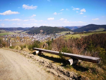 Extra lange Bank mit Panoramablick über Feudingen