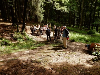 Sitzgelegenheit mit Gruppe von Wanderern