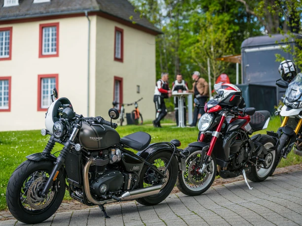 Pause an der Remise, Wasserburg Hainchen