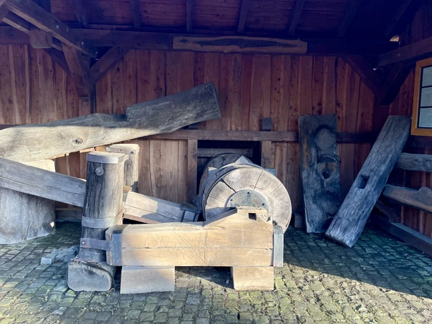 Die hölzernen Elemente des Hammers bestehen aus Eichenholz.