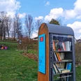 Ein Schrank voller Bücher im Erndtebrücker Rosengarten