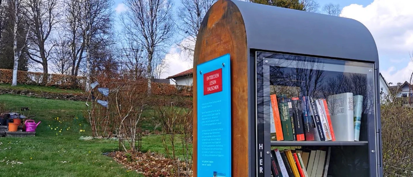 Ein Schrank voller Bücher im Erndtebrücker Rosengarten