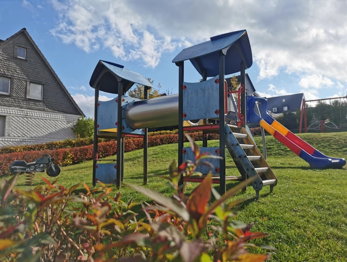 Auf dem bunten Kletterturm hoch hinaus - Von hier haben die Kinder einen guten Blick über den gesamten Spielplatz.