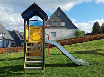 Der Kletterturm, mit Rutsche, Feuerwehrstange und Treppe kann von vielen Seiten erklettert werden.