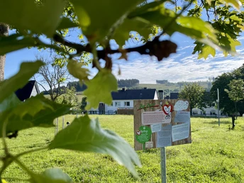 Die Schilder heißen dich auf den Spielplätzen willkommen!