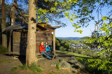 Schutzhütte mit Sitzmöglichkeiten