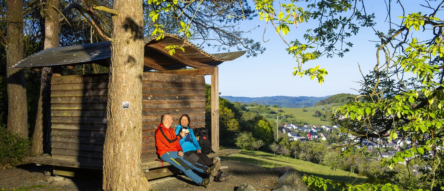 Schutzhütte mit Sitzmöglichkeiten