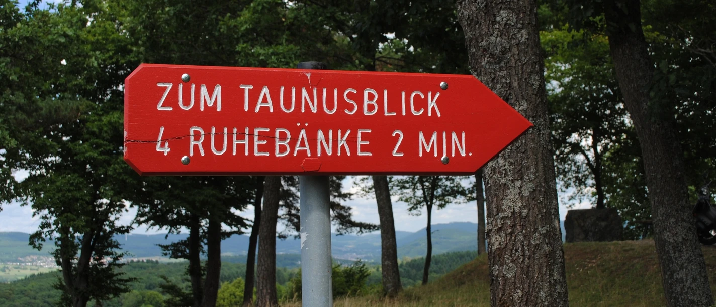 Hinweisschild "Zum Taunusblick"