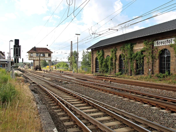 Café Basico (rechts) im alten Lokschuppen