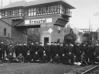 Vor dem 1923 errichteten Befehlsstellwerk „K“ (später „Kf“) um 1926. Das sog. Reiterstellwerk steht unter Denkmalschutz.