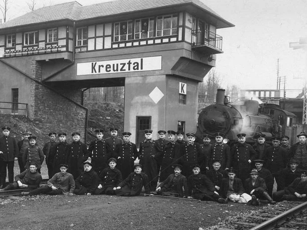 Vor dem 1923 errichteten Befehlsstellwerk „K“ (später „Kf“) um 1926. Das sog. Reiterstellwerk steht unter Denkmalschutz.